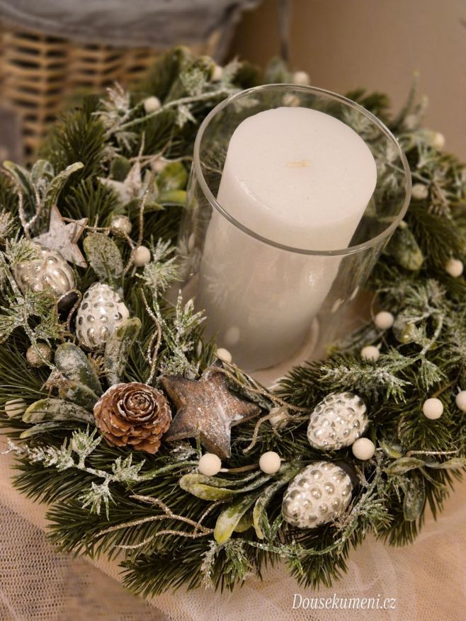 Přeji nádherný večer✨️🫶🌟 • • Tento svícen má již majitelku a je vyroben z umělého chvojí 😇 • #handmade #dousekumeni #trhy...