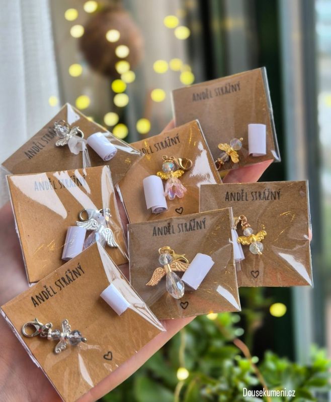 Ručně vyrobený andělíček s ruličkou, ve které najdete andělské poselství.🤍👼 Každý kus je originál zabalený společně s...
